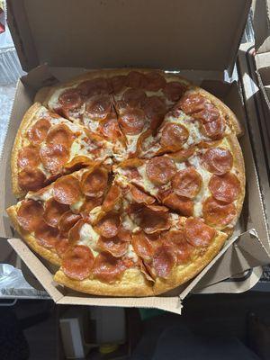 SUPPOSEDLY LARGE PIZZA FITTED IN MED BOX! Look at comparison!! To the next picture that shows in large box! THIS IS DEF A MED PIZZA