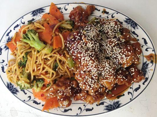 L11. Sesame chicken ($6.50) w/ veggie lo mein (+ $2)