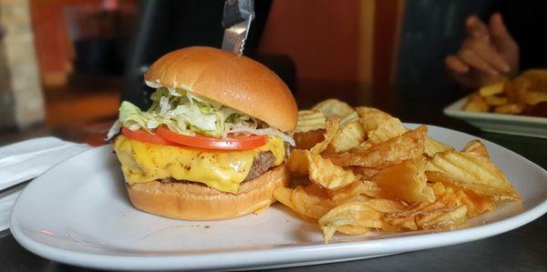 Cheeseburger with chips