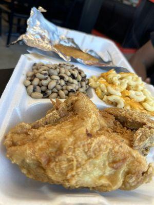 Fried chicken, black-eyed peas and mac & cheese