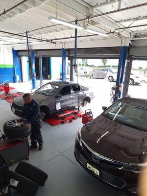 Inside the Tire Outlet US - Fullerton car bay / garage