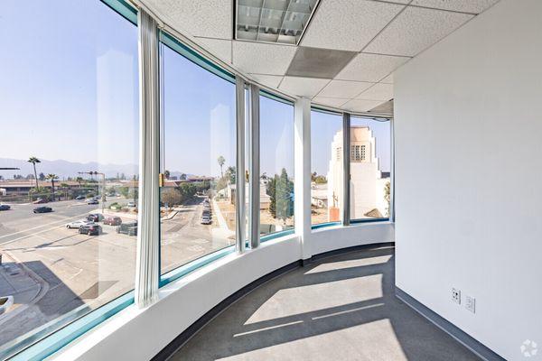 Full-Service Executive Suites with plenty of natural sunlight and beautiful views.
 #office #executivesuites #coworking #flex