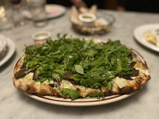 Funghi pizza with arugula