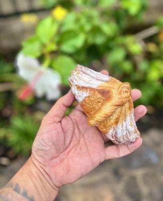 Fuji Apple turnover.  Je t'aimerai jusqu'à mon dernier souffle... oui, oui my hands are fire compared... ;)