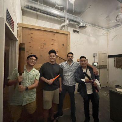 #BryantAndEmin do #TheyreComing #EscapeRoom at #MazeRooms with Trent & Thomas! We #Escaped!