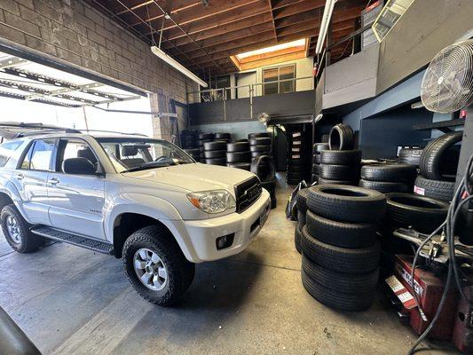 Tire mount and balance