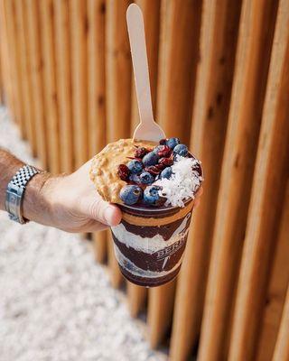 Chia seeds, coconut, peanut butter, blueberries and cranberries make this perfect açaí bowl!  #oakberry