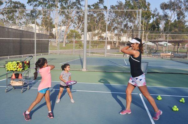 Teaching my students the importance of following through over the shoulder on the forehand groundstroke.