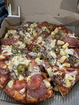 This is a pikes Peak with the linguiça and ham, substituted by pineapple and jalapeños