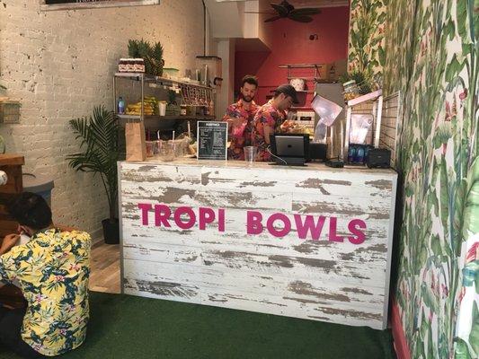 Açaí bowls with the perfect amount of granola. So happy you in the neighborhood Tropi Bowls