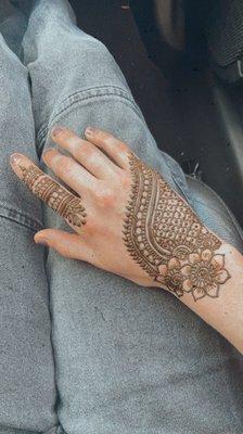 Alpa Eybrow threading and heena art