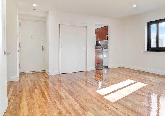 Convenience is what you will find in this elevator apartment rental building which features oak floors, air conditioning.