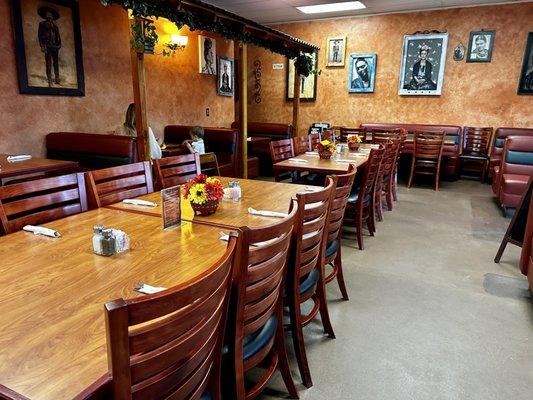 This picture shows the right side of restaurant as you walk in.  They have   Tables up for large parties, small tables, and booths. .