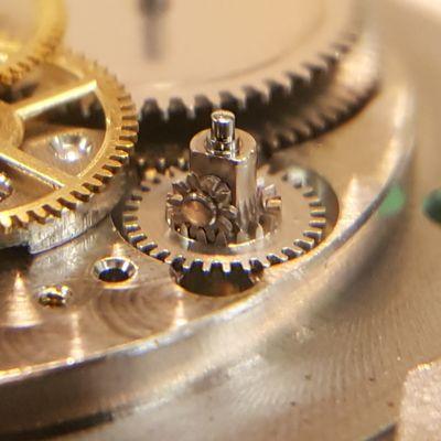 Differential assembly for a wrist watch power reserve indicator.