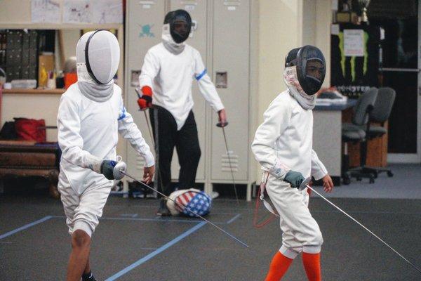 There are so many fencing games. This one is capture the mask!