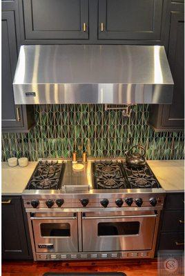 backsplash from Artistic Tile; Triangulum
Malachite Glass-triangles with Brass lines