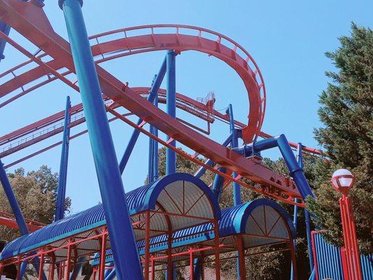 One of the horseshoe turns and lift hill visible here. Note the trim brake installed at photo right (tho it was switched off on my visit)