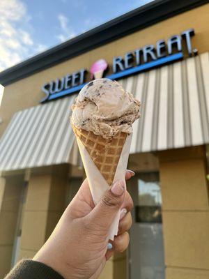 1 scoop of Oreo Cookie in a waffle cone