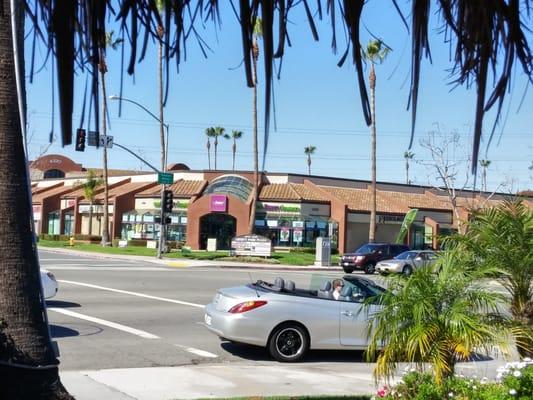 The plaza... Very busy intersection.   Once home to Brodsky's Bagels.