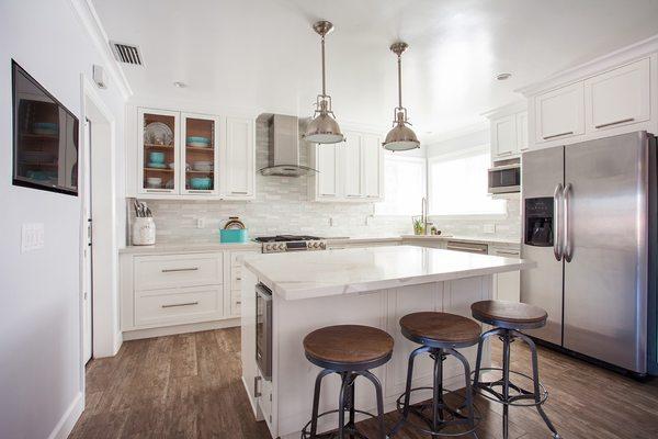 white shaker style kitchen cabinets