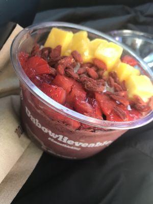 Berry Goji Getaway smoothie bowl