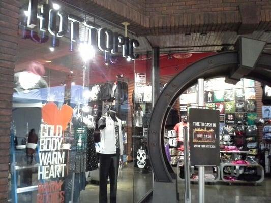 Hot Topic WILLOWBROOK Mall. Upper Level.n