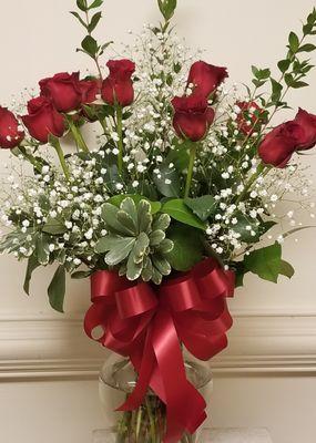 Order now a fresh, Dozen red rose arrangement for daily Knoxville delivery~
alwaysinbloomllc.net