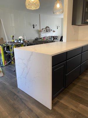 Waterfall quartz countertop