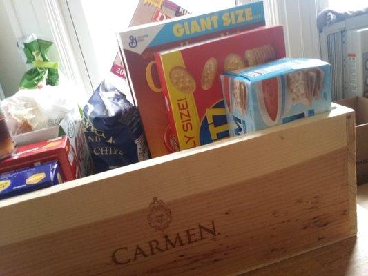 The nice and sturdy box that the young lady working there was kind enough to give me. My kitchen looks much neater! ^_^