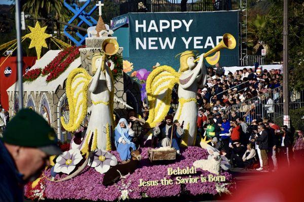 Float made using over 50,000 organic plant materials and flowers.