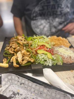 Chicken Fajita con Arroz y Frijoles Burrito