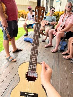 Free lesson at Royal Lahaina Resort: This is not the one I bought, but Jason introduced me what "Travel size" ukuleles are.