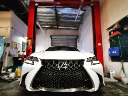 Lexus GS350 getting blue powder coated calipers installed.