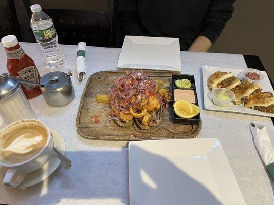 Jalea de Mariscos, Arepas de Yuca, café con leche.