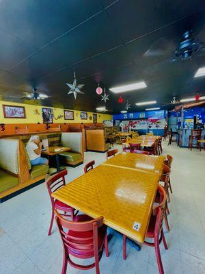 El T's can accommodate large groups with ease as well as the solo diner and everyone in between.