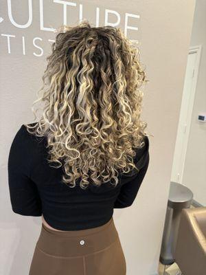 Rooted blonde CURLS