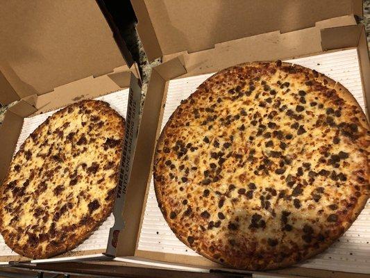 Bacon on left, ground beef on right, both with feta mixed in. Both on thin crust, which is really good.