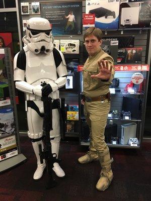 Stormtrooper and Luke Skywalker Star Wars battlefront 2 launch