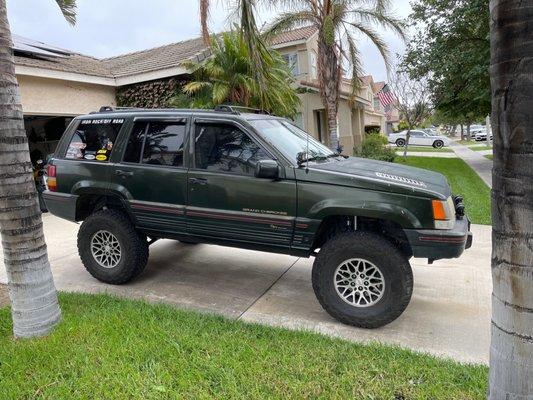 95 Jeep Grand Cherokee Orvis Edition 4X4 4.5" lift on 33" tires.