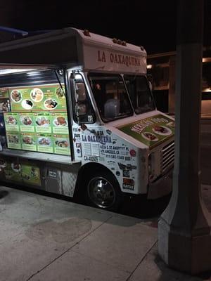 Front of food truck parked on Lincoln Blvd.