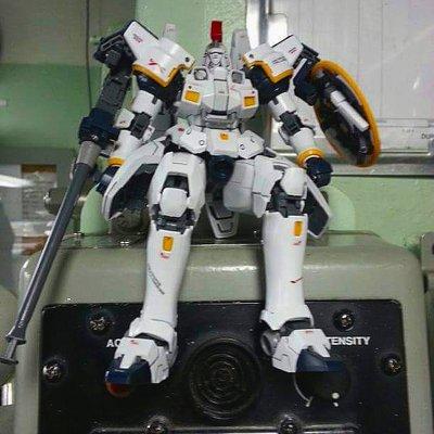 Tallgeese1 chilling in Navy ship.