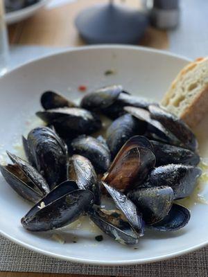 Mussels with white wine sauce