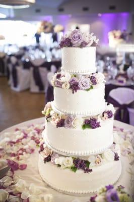 Master Plans wedding event at the La Cañada Flintridge Country Club (they even decorated the cake with flowers!)