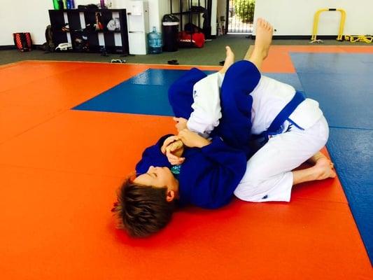 9 year old drilling armbar from guard