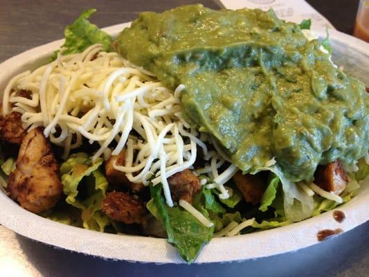 Salad bowl with chicken & guacamole