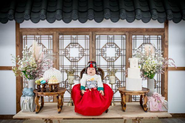 Loved the traditional hanok background they had for my baby girls dohl set up.