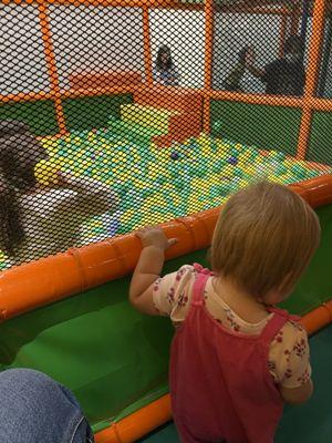 Shallow Ball pit with hoop