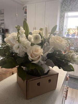 custom request: winter white, silver and cream. The vase is secured in the box, for safe delivery.