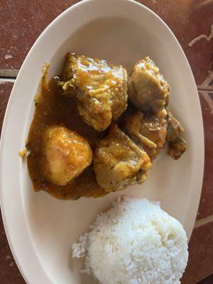 Pollo Guisado con Papa con Arroz Blanco