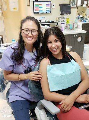 dentista-de-pacific-ocean-dental-group-con-paciente-femenina-joven